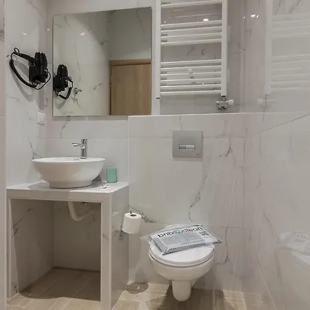 105 Adrianou Plaka